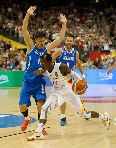 BERLIN, GERMANY - SEPTEMBER 05: Dennis Schroeder (C) of Germany drives to the basket against Hoerdur Vilhjalmsson (L) and Hlynur Baeringsson (R) of Iceland during the FIBA EuroBasket 2015 Group B basketball match between Germany and Iceland at Arena of EuroBasket 2015 on September 5, 2015 in Berlin, Germany. (Photo by Boris Streubel/Bongarts/Getty Images)