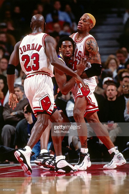 Rodman y Jordan tratan de contenerle - 1998
