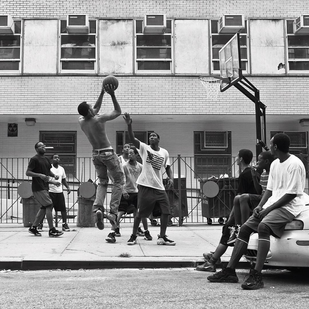 Fotografia de Kevin Couliau. En su documental "Doin' It In The Park" se refleja la cultura del balocnesto en la calle, y como muchas cosas del baloncesto actual, estan movificadas desde el baloncesto callejero